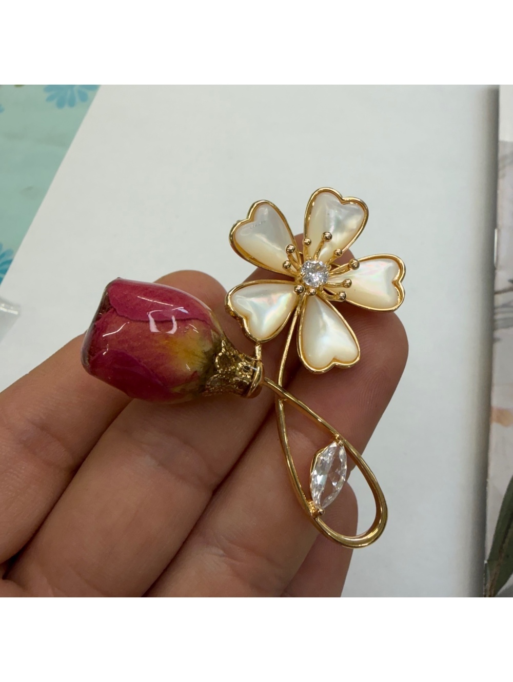 Fairy resin encased rose with crystal mother of pearl and 18k gold plating brooc - Picture 2 of 6
